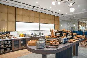 uma grande cozinha com uma mesa com comida em Golden Tulip Warszawa Centrum em Varósvia