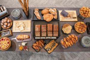 uma mesa cheia de diferentes tipos de pão e pastelaria em Golden Tulip Warszawa Centrum em Varósvia