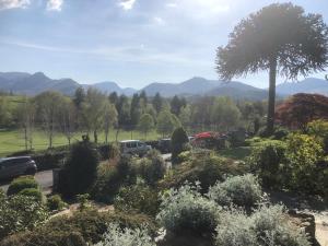 vista su un giardino con montagne sullo sfondo di Crow Park Hotel a Keswick