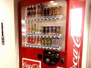 una máquina expendedora de coca cola en una tienda en Business Hotel Kawashima, en Wakayama