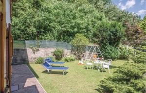 een tuin met stoelen en een tafel en een schommel bij Casa Ciricea in Piteccio