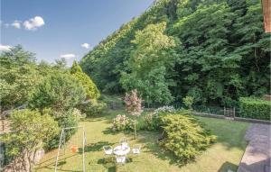 een luchtzicht op een tuin met stoelen en bomen bij Casa Ciricea in Piteccio