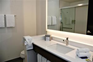 Et bad på Holiday Inn Express & Suites - Edmonton SW – Windermere, an IHG Hotel