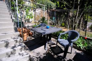 a table and two chairs in a yard with stairs at Chez Muna & Lucien in Thun