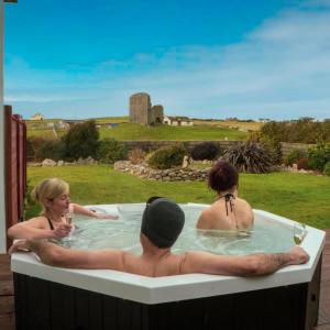 Gosti koji borave u objektu Luxury Lodges in Doolin Village with Hot Tubs