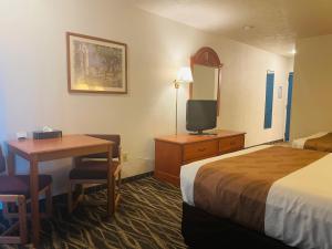 เตียงในห้องที่ America's Best Value Inn Sandpoint