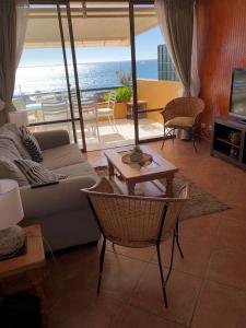 a living room with a couch and a table at Departamento Algarrobo in Algarrobo