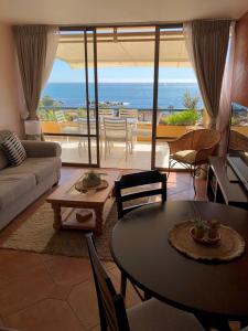 a living room with a couch and a table and chairs at Departamento Algarrobo in Algarrobo