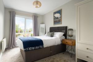 um quarto com uma cama e uma janela em Stylish Serviced Apartment in Reading em Reading