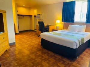 เตียงในห้องที่ America's Best Value Inn Sandpoint