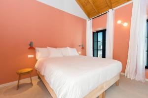 A bed or beds in a room at Casa Rosa Villa with Pool in Olhao Centre