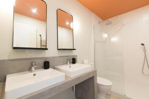 A bathroom at Casa Rosa Villa with Pool in Olhao Centre