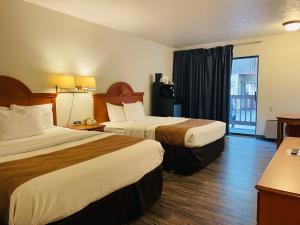 เตียงในห้องที่ America's Best Value Inn Sandpoint