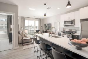 una cucina con lavandino e piano di lavoro di Luxury Apartments by Hyatus at Pierpont a New Haven