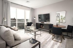 un soggiorno con divano e TV di Luxury Apartments by Hyatus at Pierpont a New Haven