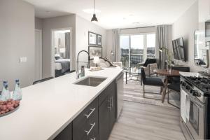 una cucina con ripiani bianchi e un soggiorno di Luxury Apartments by Hyatus at Pierpont a New Haven