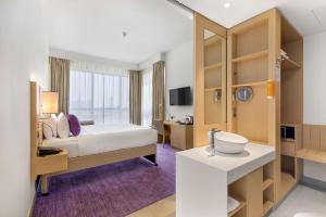 Habitación de hotel con cama y lavabo en Premier Inn Dubai Ibn Battuta Mall, en Dubái