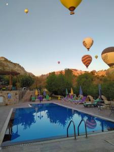 Poolen vid eller i närheten av Grand Elite Cave Suites