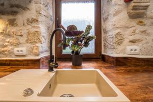 Un baño de Roman style stone Villa Lux Solis