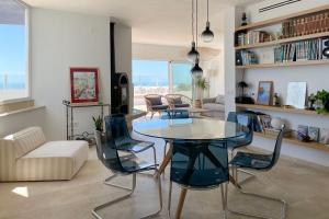 Uma área de estar em INFINITY Sunny Home by Cadiz4Rentals