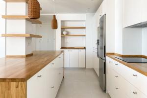 A cozinha ou cozinha compacta de INFINITY Sunny Home by Cadiz4Rentals