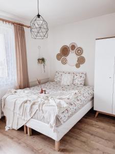 Una cama o camas en una habitación de Koralik - BOHO Apartamenty z BALIĄ w CENIE! Kluszkowce - 1 km od Velo Czorsztyn i CzorsztynSKI