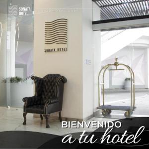 una silla en un vestíbulo con un cartel de hotel en Sonata Hotel Puebla Angelópolis Distrito Sonata, en Puebla