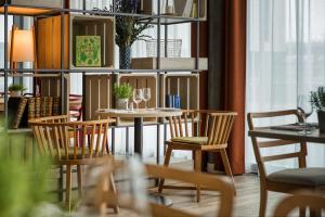 comedor con mesa y sillas en IntercityHotel Zürich Airport, en Rümlang