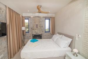 A bed or beds in a room at Evgeniko Villa