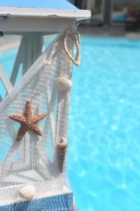 Swimmingpoolen hos eller tæt på Sunlit Pool House