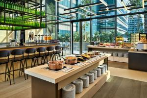 un ristorante con tavolo e cibo sopra di YOTEL Singapore Orchard Road a Singapore