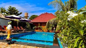 Baseinas apgyvendinimo įstaigoje Lembongan Tropical Guesthouse arba netoliese