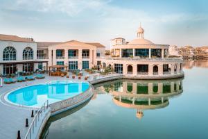 Kolam renang di atau di dekat Copthorne Lakeview Hotel Dubai, Green Community