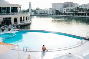 Kolam renang di atau di dekat Copthorne Lakeview Hotel Dubai, Green Community