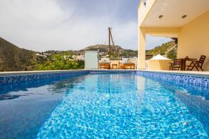 Poolen vid eller i närheten av Karpathos View Villa