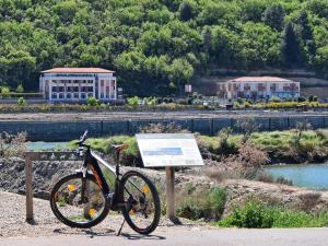 Una bicicleta estacionada junto a una señal junto a un río en Hotel Lavender - Oleander Resort, en Strunjan