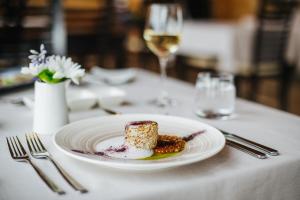 een bord eten op een tafel met een glas wijn bij Hotel Rangá in Hella