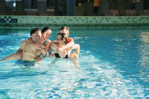 a group of people in a swimming pool at Seminaris Hotel Lüneburg in Lüneburg