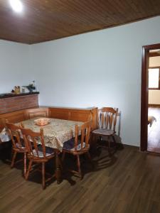 uma sala de jantar com mesa e cadeiras em Kuća za odmor - Martić, Rudno, Golija em Kraljevo