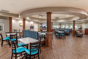 een restaurant met tafels en stoelen en een bar bij Best Western Plus Galveston Suites in Galveston