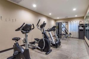 een fitnessruimte met diverse hometrainers in een kamer bij Best Western Plus Galveston Suites in Galveston