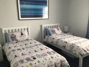 um quarto com duas camas e uma foto na parede em Rockmount Court em Bournemouth