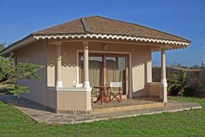 een klein prieel met een tafel in de tuin bij Ocean Beach Resort & SPA in Malindi