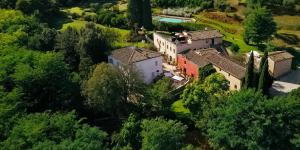 uma vista aérea de uma casa numa floresta em Borgo Grondaie em Siena