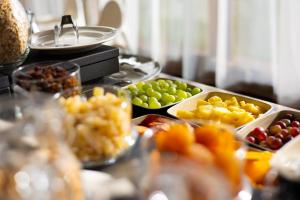 - un buffet composé de nombreux fruits et légumes dans l'établissement Residence Hotel, à Donovaly