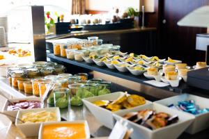 un buffet avec de nombreux types de nourriture différents dans l'établissement Residence Hotel, à Donovaly