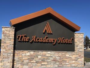 Un certificat, premiu, logo sau alt document afișat la The Academy Hotel Colorado Springs