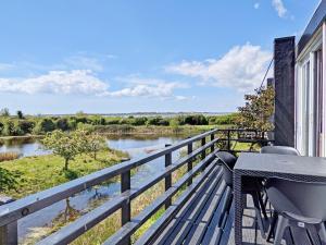 d'un balcon avec un banc et une vue sur la rivière. dans l'établissement 6 Avocet Quay, Emsworth, à Emsworth