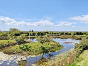 une rivière au milieu d'un champ dans l'établissement 6 Avocet Quay, Emsworth, à Emsworth