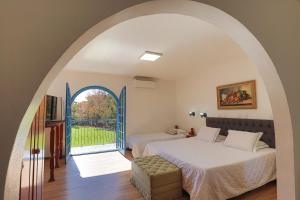 a bedroom with a bed and an arched window at Hotel Gramado Palace in Gramado